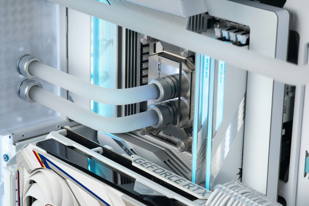 Water-cooled PC components are shown in detail.